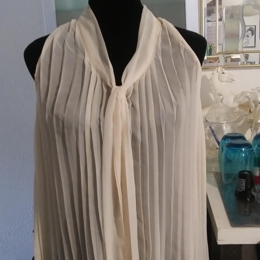 Sleeveless Cream pleated blouse